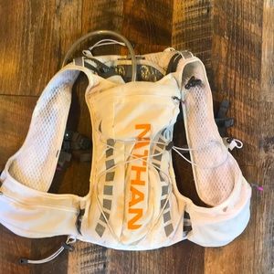 Nathan VaporShape hydration pack